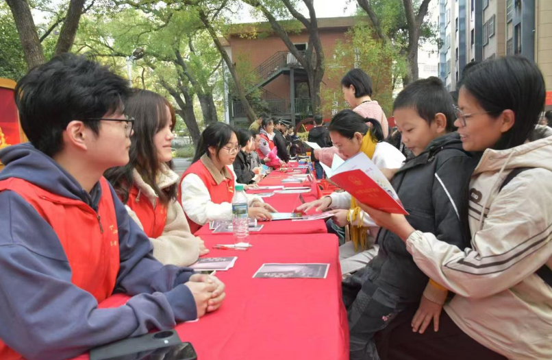 江西理工大学法学院学子为社区群众送上“家门口的宪法课” 江西理工大学法学院学子为社区群众送上“家门口的宪法课”