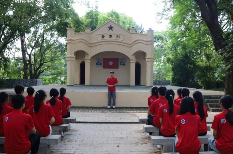 校史馆讲解员吴雨航在列宁堂解读苏区精神。（李圆 摄）